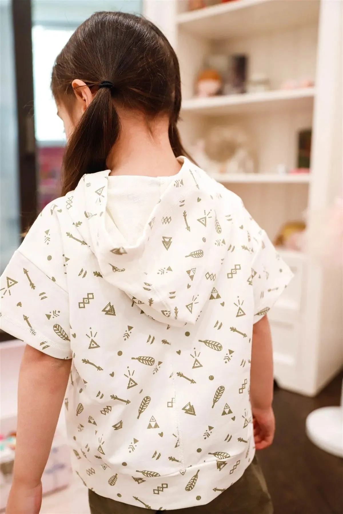 Toddler Girls Off-White Arrow & Feather Print Short Sleeve Hooded Top /2-2-2