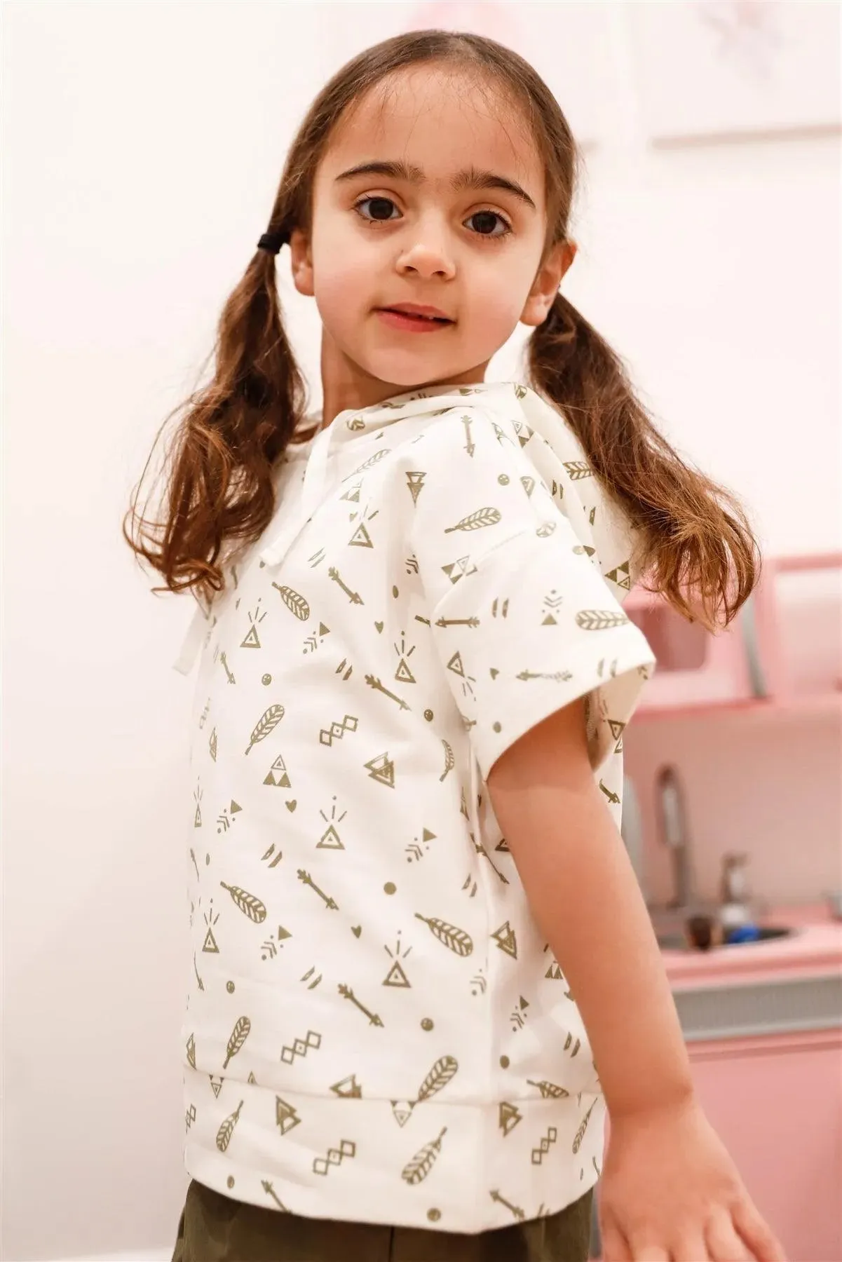 Toddler Girls Off-White Arrow & Feather Print Short Sleeve Hooded Top /2-2-2