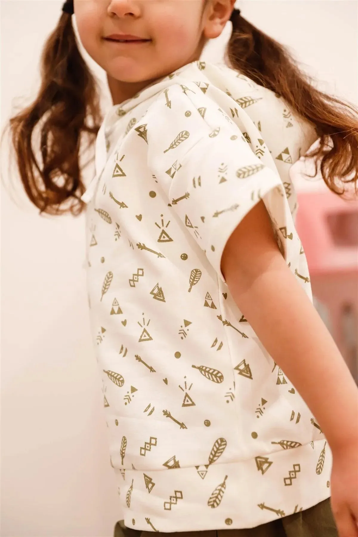 Toddler Girls Off-White Arrow & Feather Print Short Sleeve Hooded Top /2-2-2